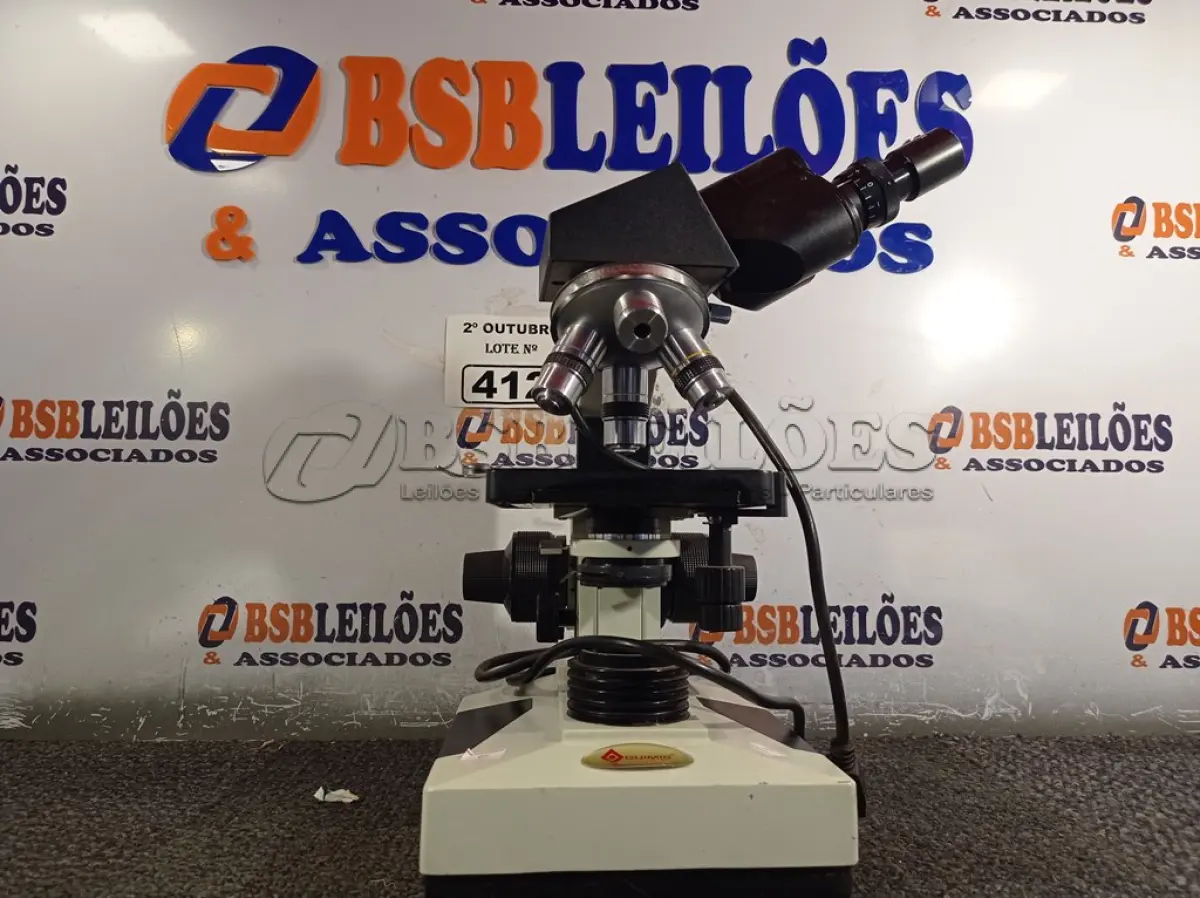 LOTE 412 - 01 MICROSCÓPIO. (NO ESTADO) ATENÇÃO! FAZER A VISITAÇÃO ANTES DE ARREMATAR, NÃO SABEMOS SE FUNCIONA. LEILÃO NÃO TEM GARANTIA E NEM DEVOLUÇÃO, SUJEITO A POSSÍVEIS AVARIAS VISÍVEIS/OCULTAS E/OU AUSÊNCIA DE COMPONENTES.