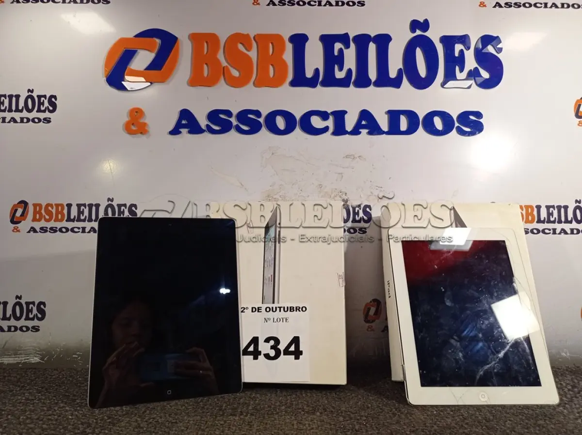 LOTE 434 - 02 IPAD 16GB COM AVARIAS. (NO ESTADO) ATENÇÃO! FAZER A VISITAÇÃO ANTES DE ARREMATAR, NÃO SABEMOS SE FUNCIONA. LEILÃO NÃO TEM GARANTIA E NEM DEVOLUÇÃO, SUJEITO A POSSÍVEIS AVARIAS VISÍVEIS/OCULTAS E/OU AUSÊNCIA DE COMPONENTES.