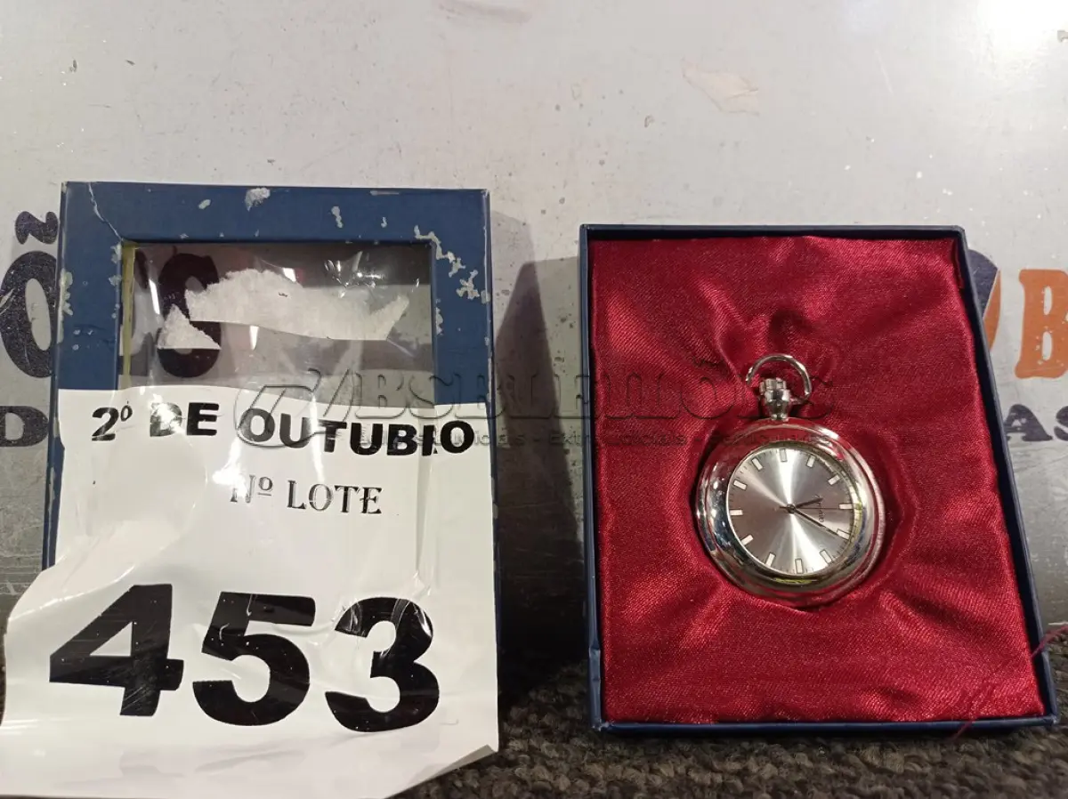LOTE 453 - 01 RELÓGIO DE BOLSO. (NO ESTADO) ATENÇÃO! FAZER A VISITAÇÃO ANTES DE ARREMATAR, NÃO SABEMOS SE FUNCIONA. LEILÃO NÃO TEM GARANTIA E NEM DEVOLUÇÃO, SUJEITO A POSSÍVEIS AVARIAS VISÍVEIS/OCULTAS E/OU AUSÊNCIA DE COMPONENTES.