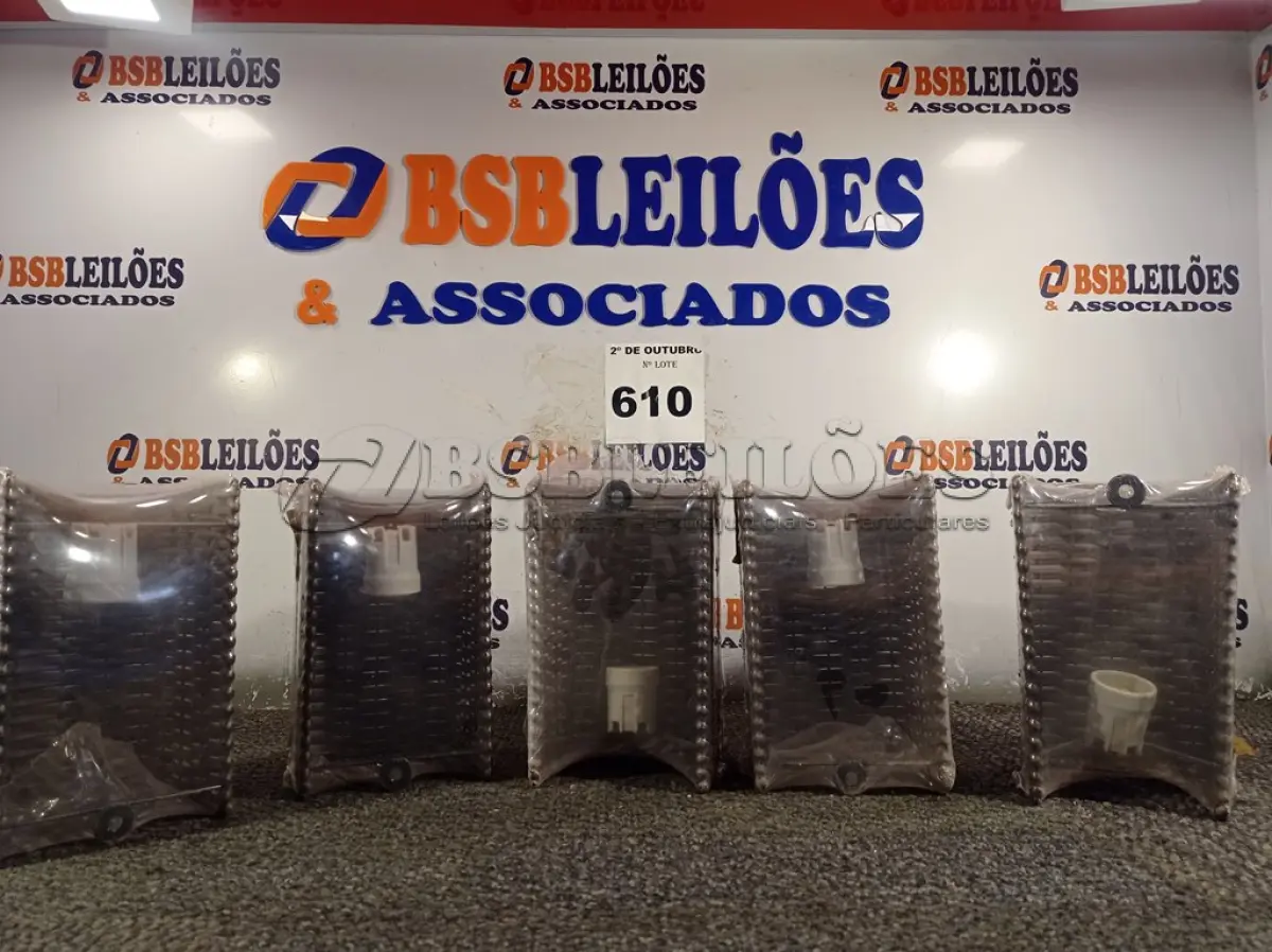 LOTE 610 - 05 ARANDELAS RETANGULARES RÚSTICAS. (NO ESTADO) ATENÇÃO! FAZER A VISITAÇÃO ANTES DE ARREMATAR, NÃO SABEMOS SE FUNCIONA. LEILÃO NÃO TEM GARANTIA E NEM DEVOLUÇÃO, SUJEITO A POSSÍVEIS AVARIAS VISÍVEIS/OCULTAS E/OU AUSÊNCIA DE COMPONENTES.