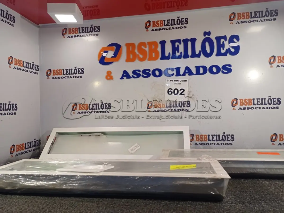LOTE 602 - 03 LUMINÁRIAS DE EMBUTIR 7806 2X20 EDIBRAZ. (NO ESTADO) ATENÇÃO! FAZER A VISITAÇÃO ANTES DE ARREMATAR, NÃO SABEMOS SE FUNCIONA. LEILÃO NÃO TEM GARANTIA E NEM DEVOLUÇÃO, SUJEITO A POSSÍVEIS AVARIAS VISÍVEIS/OCULTAS E/OU AUSÊNCIA DE COMPONENTES.