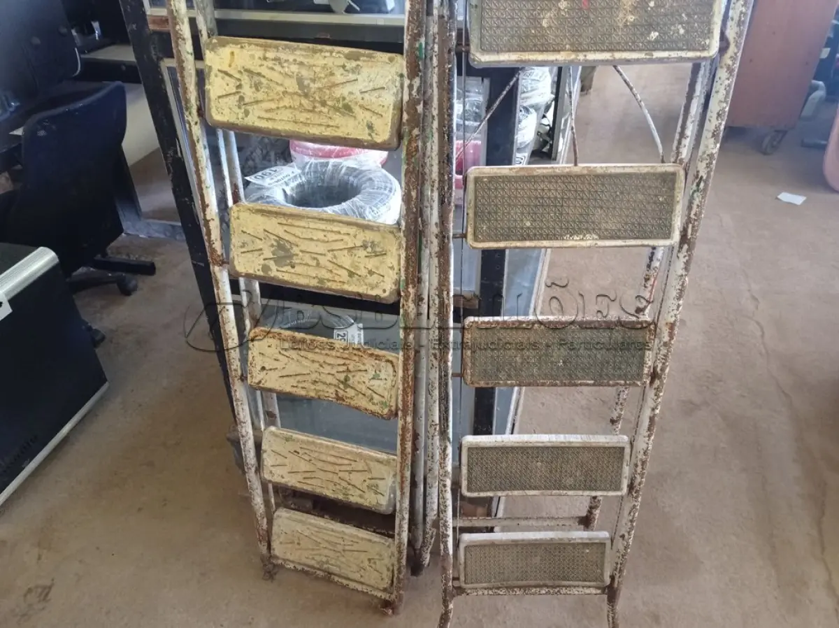 LOTE 549 - 02 ESCADAS DE METAL. (NO ESTADO) ATENÇÃO! FAZER A VISITAÇÃO ANTES DE ARREMATAR, NÃO SABEMOS SE FUNCIONA. LEILÃO NÃO TEM GARANTIA E NEM DEVOLUÇÃO, SUJEITO A POSSÍVEIS AVARIAS VISÍVEIS/OCULTAS E/OU AUSÊNCIA DE COMPONENTES.