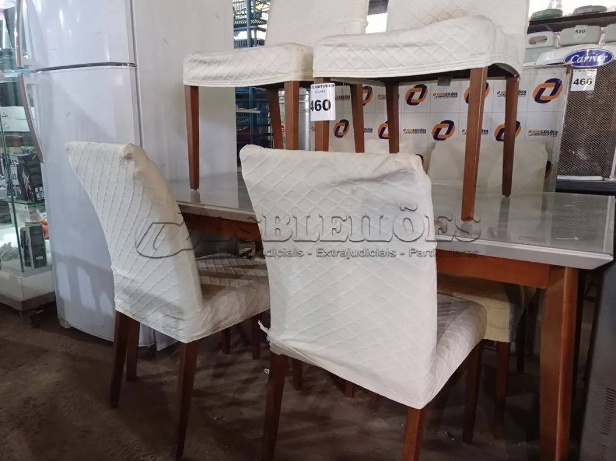 LOTE 460 - 01 MESA EM MADEIRA COM TAMPO OFF WHITE E 06 CADEIRAS ESTOFADAS. (NO ESTADO) ATENÇÃO! FAZER A VISITAÇÃO ANTES DE ARREMATAR, NÃO SABEMOS SE FUNCIONA. LEILÃO NÃO TEM GARANTIA E NEM DEVOLUÇÃO, SUJEITO A POSSÍVEIS AVARIAS VISÍVEIS/OCULTAS E/OU AUSÊNCIA DE COMPONENTES.