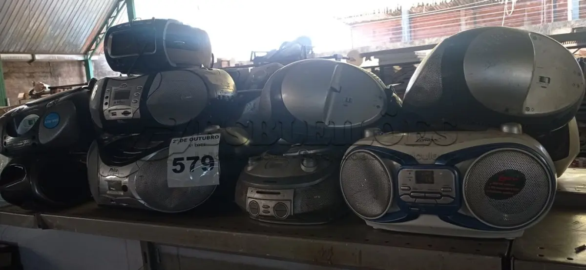 LOTE 579 - 01 LOTE COM VÁRIOS APARELHOS DE SOM MARCAS E MODELOS DIVERSOS. (NO ESTADO) ATENÇÃO! FAZER A VISITAÇÃO ANTES DE ARREMATAR, NÃO SABEMOS SE FUNCIONA. LEILÃO NÃO TEM GARANTIA E NEM DEVOLUÇÃO, SUJEITO A POSSÍVEIS AVARIAS VISÍVEIS/OCULTAS E/OU AUSÊNCIA DE COMPONENTES.