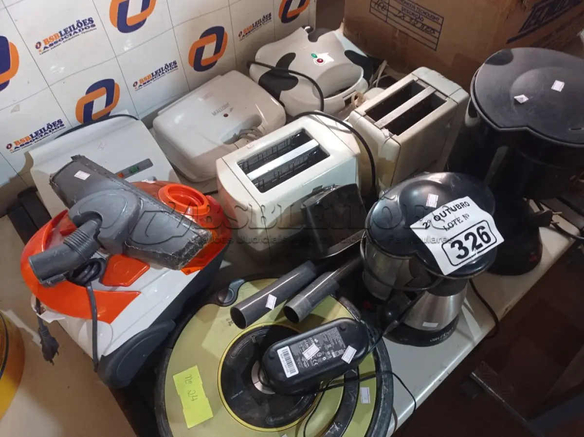 LOTE 326 - 02 CAFETEIRAS, 02 TORRADEIRAS, 03 SANDUICHEIRAS E 02 ASPIRADORES DE PÓ MARCAS E MODELOS DIVERSOS. (NO ESTADO) ATENÇÃO! FAZER A VISITAÇÃO ANTES DE ARREMATAR, NÃO SABEMOS SE FUNCIONA. LEILÃO NÃO TEM GARANTIA E NEM DEVOLUÇÃO, SUJEITO A POSSÍVEIS AVARIAS VISÍVEIS/OCULTAS E/OU AUSÊNCIA DE COMPONENTES.