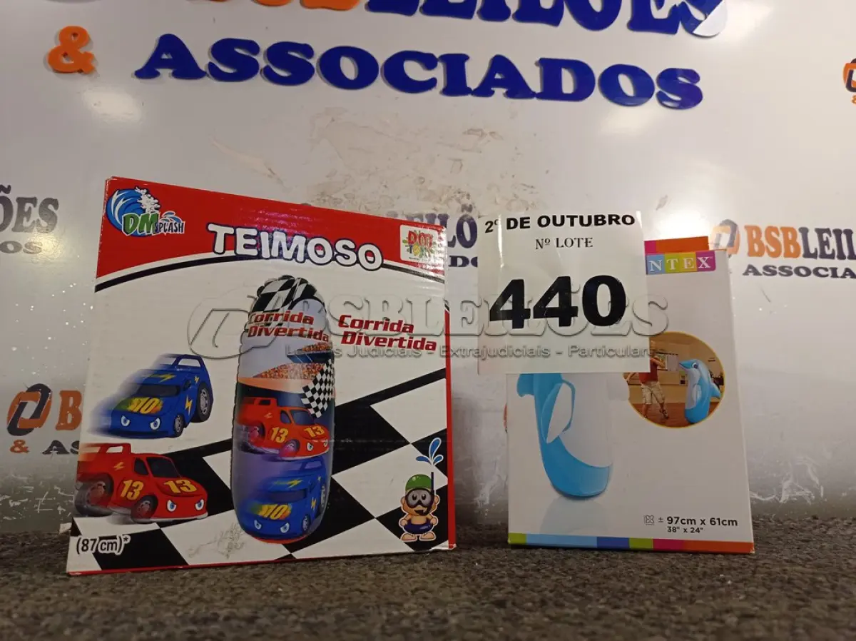 LOTE 440 - 02 BONECOS TEIMOSO. (NO ESTADO) ATENÇÃO! FAZER A VISITAÇÃO ANTES DE ARREMATAR, NÃO SABEMOS SE FUNCIONA. LEILÃO NÃO TEM GARANTIA E NEM DEVOLUÇÃO, SUJEITO A POSSÍVEIS AVARIAS VISÍVEIS/OCULTAS E/OU AUSÊNCIA DE COMPONENTES.