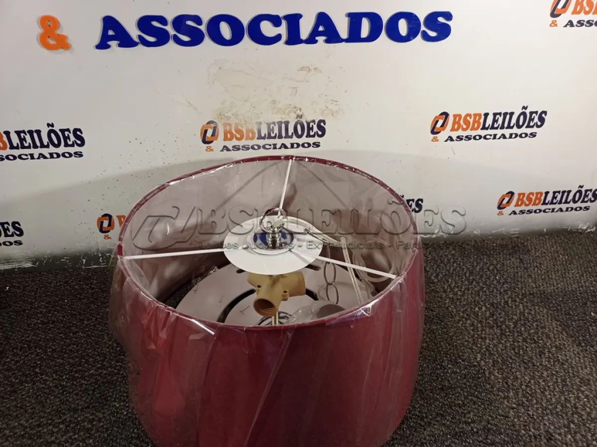 LOTE 523 - 01 PENDENTE SÃO PAULO 3XE27 VINHO. (NO ESTADO) ATENÇÃO! FAZER A VISITAÇÃO ANTES DE ARREMATAR, NÃO SABEMOS SE FUNCIONA. LEILÃO NÃO TEM GARANTIA E NEM DEVOLUÇÃO, SUJEITO A POSSÍVEIS AVARIAS VISÍVEIS/OCULTAS E/OU AUSÊNCIA DE COMPONENTES.
