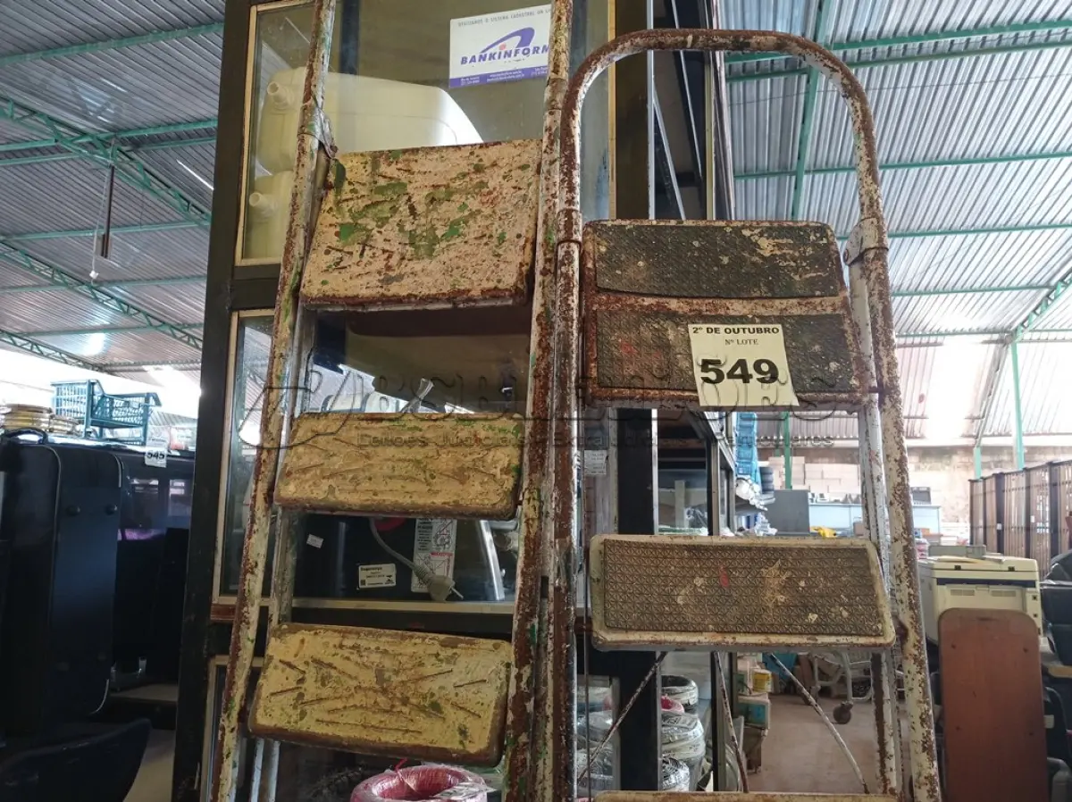 LOTE 549 - 02 ESCADAS DE METAL. (NO ESTADO) ATENÇÃO! FAZER A VISITAÇÃO ANTES DE ARREMATAR, NÃO SABEMOS SE FUNCIONA. LEILÃO NÃO TEM GARANTIA E NEM DEVOLUÇÃO, SUJEITO A POSSÍVEIS AVARIAS VISÍVEIS/OCULTAS E/OU AUSÊNCIA DE COMPONENTES.