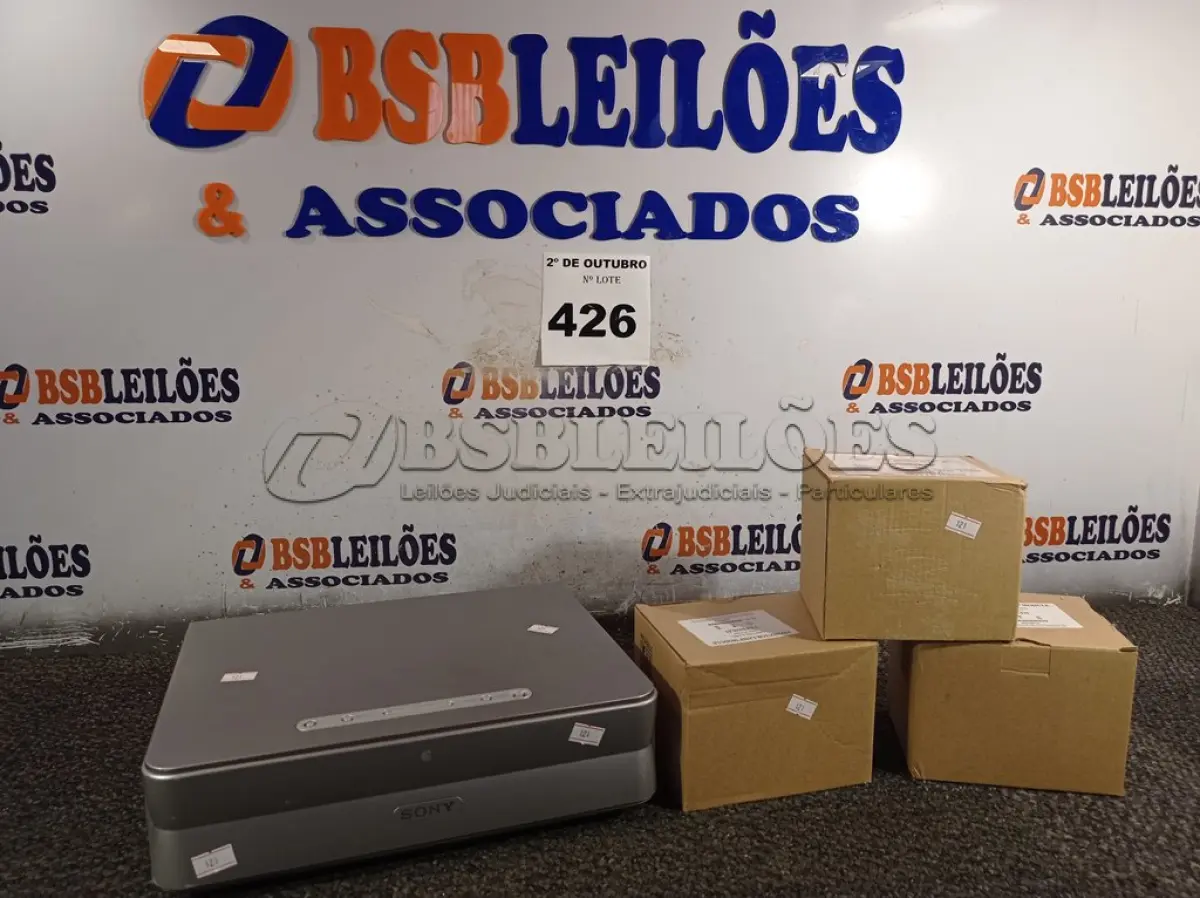 LOTE 426 - 01 PROJETOR MULTIMIDIA E 03 LÂMPADAS. (NO ESTADO) ATENÇÃO! FAZER A VISITAÇÃO ANTES DE ARREMATAR, NÃO SABEMOS SE FUNCIONA. LEILÃO NÃO TEM GARANTIA E NEM DEVOLUÇÃO, SUJEITO A POSSÍVEIS AVARIAS VISÍVEIS/OCULTAS E/OU AUSÊNCIA DE COMPONENTES.