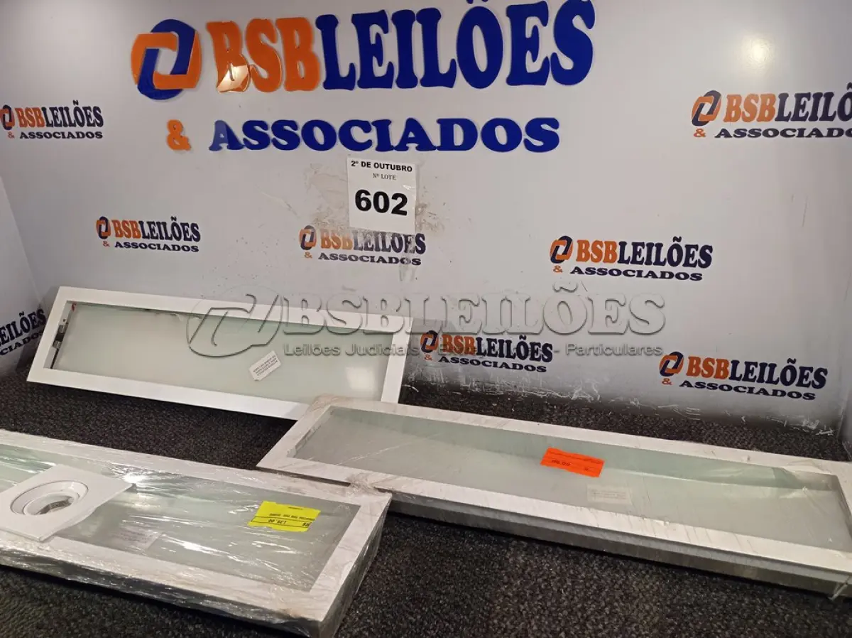 LOTE 602 - 03 LUMINÁRIAS DE EMBUTIR 7806 2X20 EDIBRAZ. (NO ESTADO) ATENÇÃO! FAZER A VISITAÇÃO ANTES DE ARREMATAR, NÃO SABEMOS SE FUNCIONA. LEILÃO NÃO TEM GARANTIA E NEM DEVOLUÇÃO, SUJEITO A POSSÍVEIS AVARIAS VISÍVEIS/OCULTAS E/OU AUSÊNCIA DE COMPONENTES.
