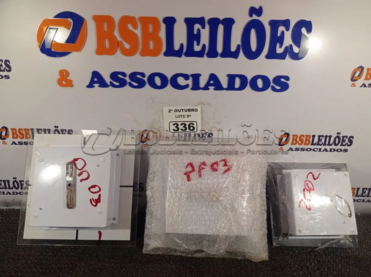 LOTE 336 - 03 LUMINÁRIAS DE EMBUTIR. (NO ESTADO) ATENÇÃO! FAZER A VISITAÇÃO ANTES DE ARREMATAR, NÃO SABEMOS SE FUNCIONA. LEILÃO NÃO TEM GARANTIA E NEM DEVOLUÇÃO, SUJEITO A POSSÍVEIS AVARIAS VISÍVEIS/OCULTAS E/OU AUSÊNCIA DE COMPONENTES.