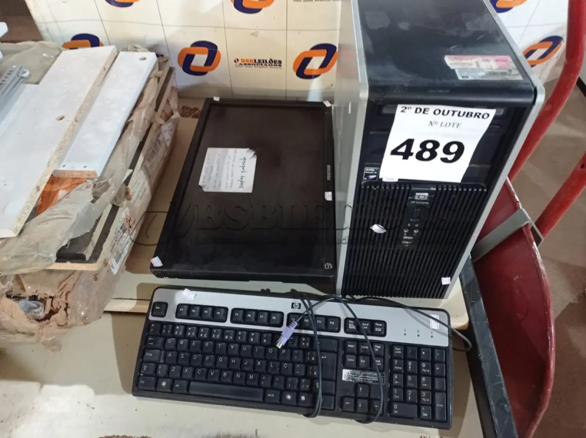 LOTE 489 - 01 CPU, 01 MONITOR, 01 TECLADO E 01 MOUSE. (NO ESTADO) ATENÇÃO! FAZER A VISITAÇÃO ANTES DE ARREMATAR, NÃO SABEMOS SE FUNCIONA. LEILÃO NÃO TEM GARANTIA E NEM DEVOLUÇÃO, SUJEITO A POSSÍVEIS AVARIAS VISÍVEIS/OCULTAS E/OU AUSÊNCIA DE COMPONENTES.