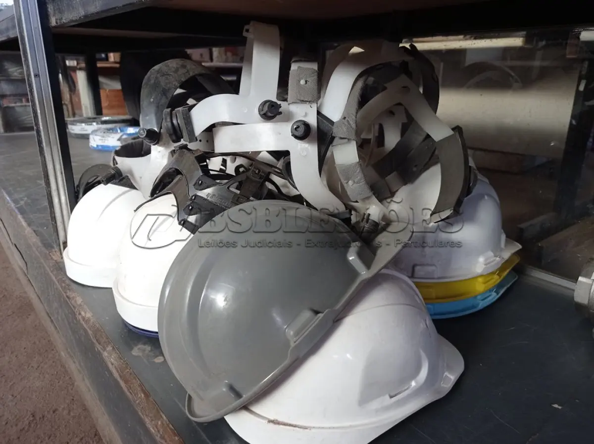 LOTE 566 - 01 LOTE COM VÁRIOS CAPACETES DE SEGURANÇA NO TRABALHO. (NO ESTADO) ATENÇÃO! FAZER A VISITAÇÃO ANTES DE ARREMATAR, NÃO SABEMOS SE FUNCIONA. LEILÃO NÃO TEM GARANTIA E NEM DEVOLUÇÃO, SUJEITO A POSSÍVEIS AVARIAS VISÍVEIS/OCULTAS E/OU AUSÊNCIA DE COMPONENTES.