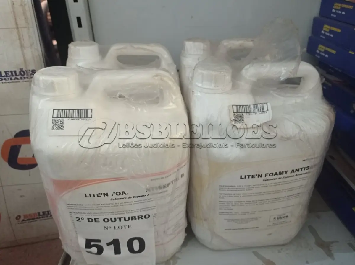 LOTE 510 - 20 LITROS DE SABONETE DE ESPUMA ANTISSÉPTICO. (NO ESTADO) ATENÇÃO! FAZER A VISITAÇÃO ANTES DE ARREMATAR, NÃO SABEMOS SE FUNCIONA. LEILÃO NÃO TEM GARANTIA E NEM DEVOLUÇÃO, SUJEITO A POSSÍVEIS AVARIAS VISÍVEIS/OCULTAS E/OU AUSÊNCIA DE COMPONENTES.
