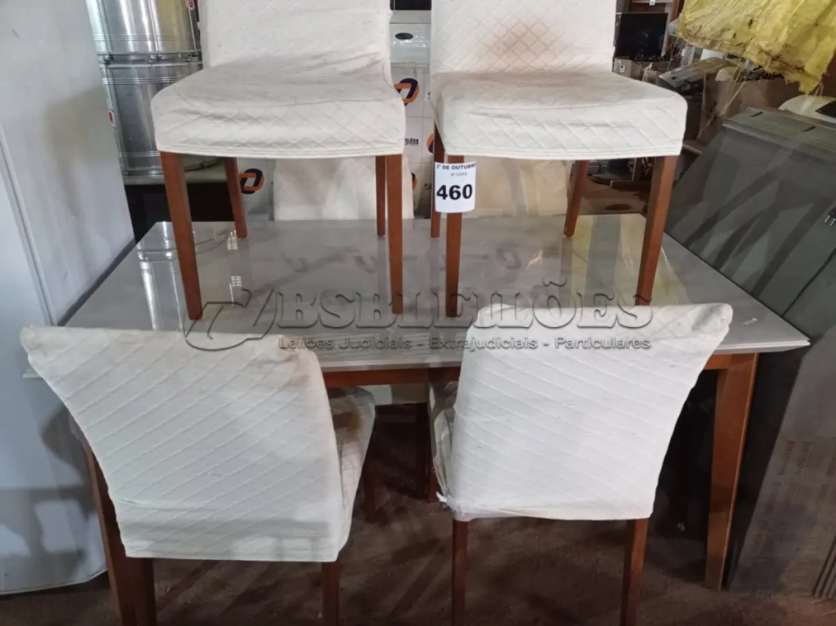 LOTE 460 - 01 MESA EM MADEIRA COM TAMPO OFF WHITE E 06 CADEIRAS ESTOFADAS. (NO ESTADO) ATENÇÃO! FAZER A VISITAÇÃO ANTES DE ARREMATAR, NÃO SABEMOS SE FUNCIONA. LEILÃO NÃO TEM GARANTIA E NEM DEVOLUÇÃO, SUJEITO A POSSÍVEIS AVARIAS VISÍVEIS/OCULTAS E/OU AUSÊNCIA DE COMPONENTES.