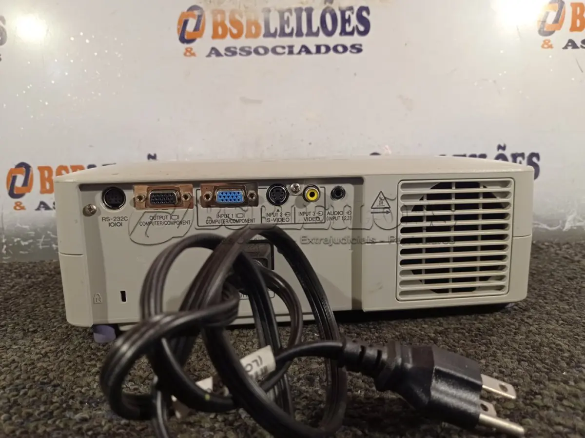 LOTE 570 - 01 PROJETOR MULTIMIDIA MARCA NOTE VISION. (NO ESTADO) ATENÇÃO! FAZER A VISITAÇÃO ANTES DE ARREMATAR, NÃO SABEMOS SE FUNCIONA. LEILÃO NÃO TEM GARANTIA E NEM DEVOLUÇÃO, SUJEITO A POSSÍVEIS AVARIAS VISÍVEIS/OCULTAS E/OU AUSÊNCIA DE COMPONENTES.