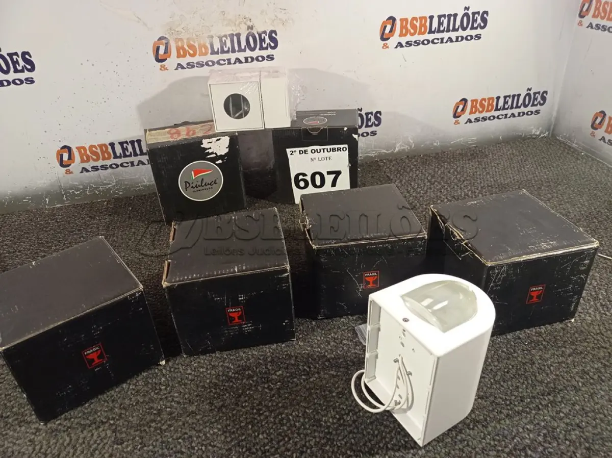 LOTE 607 - 06 ARANDELAS PIOLUCE. (NO ESTADO) ATENÇÃO! FAZER A VISITAÇÃO ANTES DE ARREMATAR, NÃO SABEMOS SE FUNCIONA. LEILÃO NÃO TEM GARANTIA E NEM DEVOLUÇÃO, SUJEITO A POSSÍVEIS AVARIAS VISÍVEIS/OCULTAS E/OU AUSÊNCIA DE COMPONENTES.