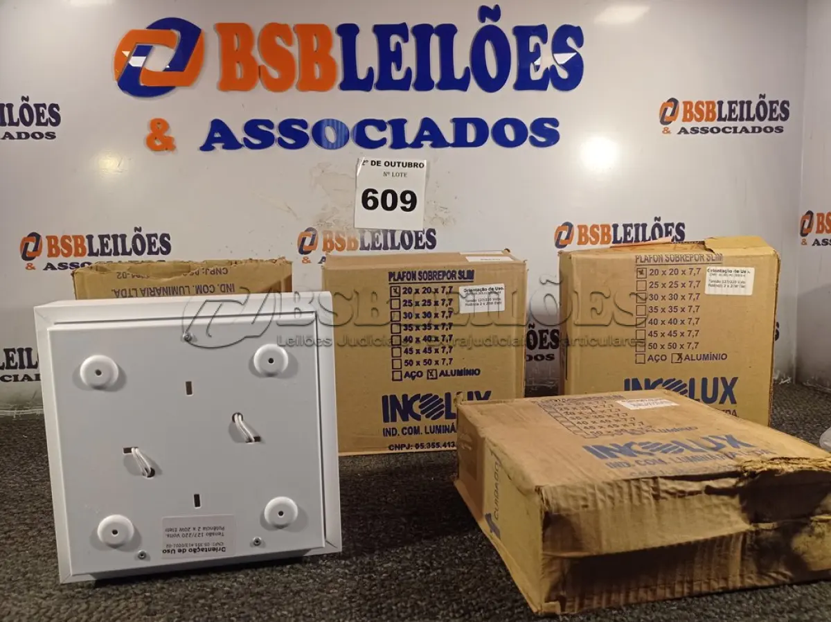 LOTE 609 - 04 PLAFONS DE SOBREPOR 20X20. (NO ESTADO) ATENÇÃO! FAZER A VISITAÇÃO ANTES DE ARREMATAR, NÃO SABEMOS SE FUNCIONA. LEILÃO NÃO TEM GARANTIA E NEM DEVOLUÇÃO, SUJEITO A POSSÍVEIS AVARIAS VISÍVEIS/OCULTAS E/OU AUSÊNCIA DE COMPONENTES.