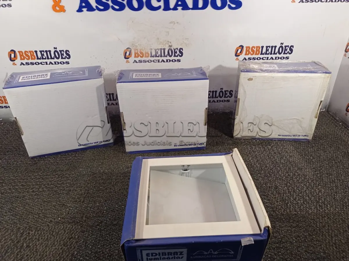 LOTE 296 - 04 LUMINÁRIAS DE EMBUTIR MARCAS EDIBRAZ. (NO ESTADO) ATENÇÃO! FAZER A VISITAÇÃO ANTES DE ARREMATAR, NÃO SABEMOS SE FUNCIONA. LEILÃO NÃO TEM GARANTIA E NEM DEVOLUÇÃO, SUJEITO A POSSÍVEIS AVARIAS VISÍVEIS/OCULTAS E/OU AUSÊNCIA DE COMPONENTES.