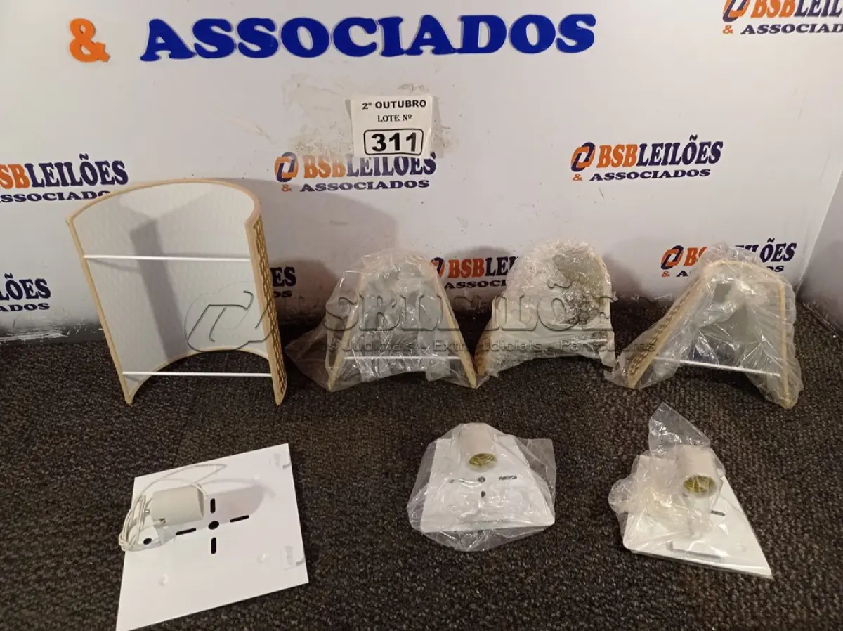 LOTE 311 - 04 ARANDELAS. (NO ESTADO) ATENÇÃO! FAZER A VISITAÇÃO ANTES DE ARREMATAR, NÃO SABEMOS SE FUNCIONA. LEILÃO NÃO TEM GARANTIA E NEM DEVOLUÇÃO, SUJEITO A POSSÍVEIS AVARIAS VISÍVEIS/OCULTAS E/OU AUSÊNCIA DE COMPONENTES.