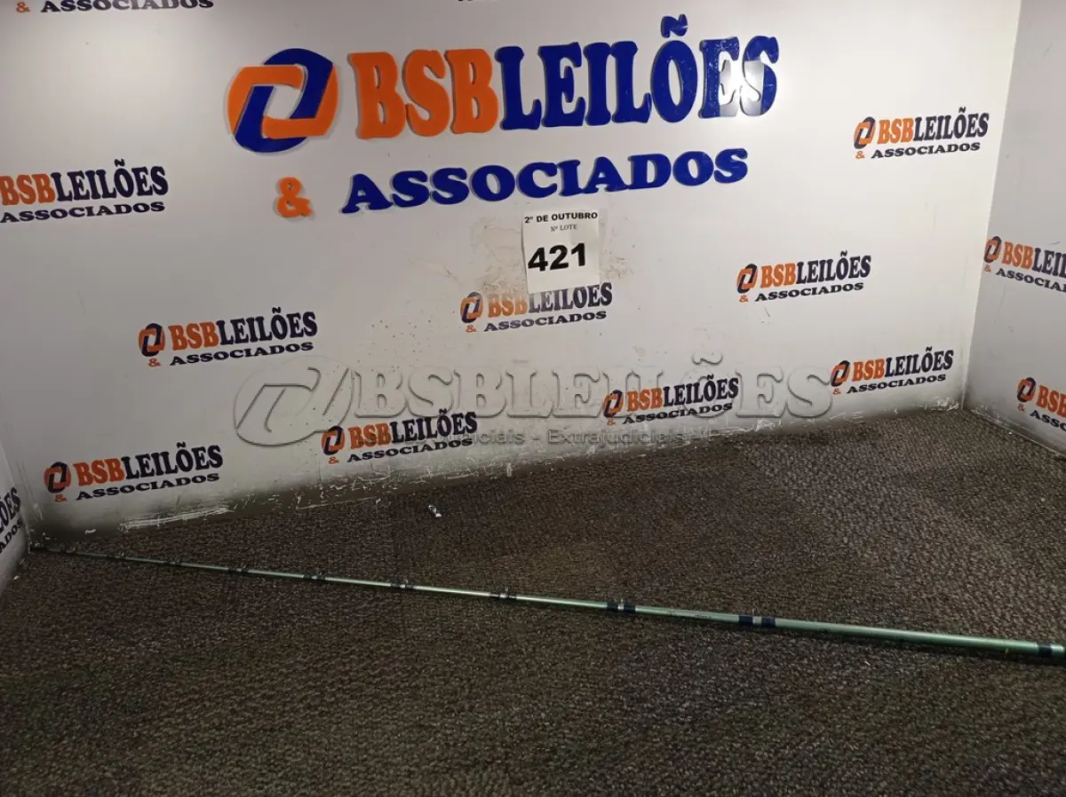 LOTE 421 - 01 VARA DE PESCA GRANDE. (NO ESTADO) ATENÇÃO! FAZER A VISITAÇÃO ANTES DE ARREMATAR, NÃO SABEMOS SE FUNCIONA. LEILÃO NÃO TEM GARANTIA E NEM DEVOLUÇÃO, SUJEITO A POSSÍVEIS AVARIAS VISÍVEIS/OCULTAS E/OU AUSÊNCIA DE COMPONENTES.