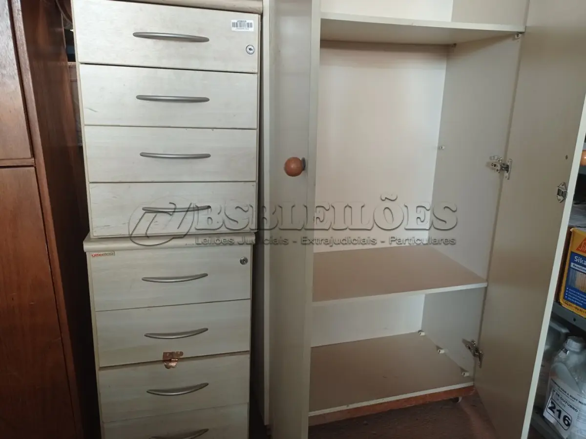 LOTE 221 - 01 ARMÁRIO ALTO EM MADEIRA COM 02 PORTAS E 02 PRATELEIRAS E 02 GAVETEIROS COM 04 GAVETAS.  (NO ESTADO) ATENÇÃO! FAZER A VISITAÇÃO ANTES DE ARREMATAR, NÃO SABEMOS SE FUNCIONA. LEILÃO NÃO TEM GARANTIA E NEM DEVOLUÇÃO, SUJEITO A POSSÍVEIS AVARIAS VISÍVEIS/OCULTAS E/OU AUSÊNCIA DE COMPONENTES.
