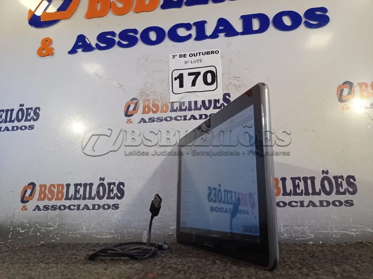 LOTE 170 - 01 TABLET SAMSUNG COM CABO. (NO ESTADO) ATENÇÃO! FAZER A VISITAÇÃO ANTES DE ARREMATAR, NÃO SABEMOS SE FUNCIONA. LEILÃO NÃO TEM GARANTIA E NEM DEVOLUÇÃO, SUJEITO A POSSÍVEIS AVARIAS VISÍVEIS/OCULTAS E/OU AUSÊNCIA DE COMPONENTES.