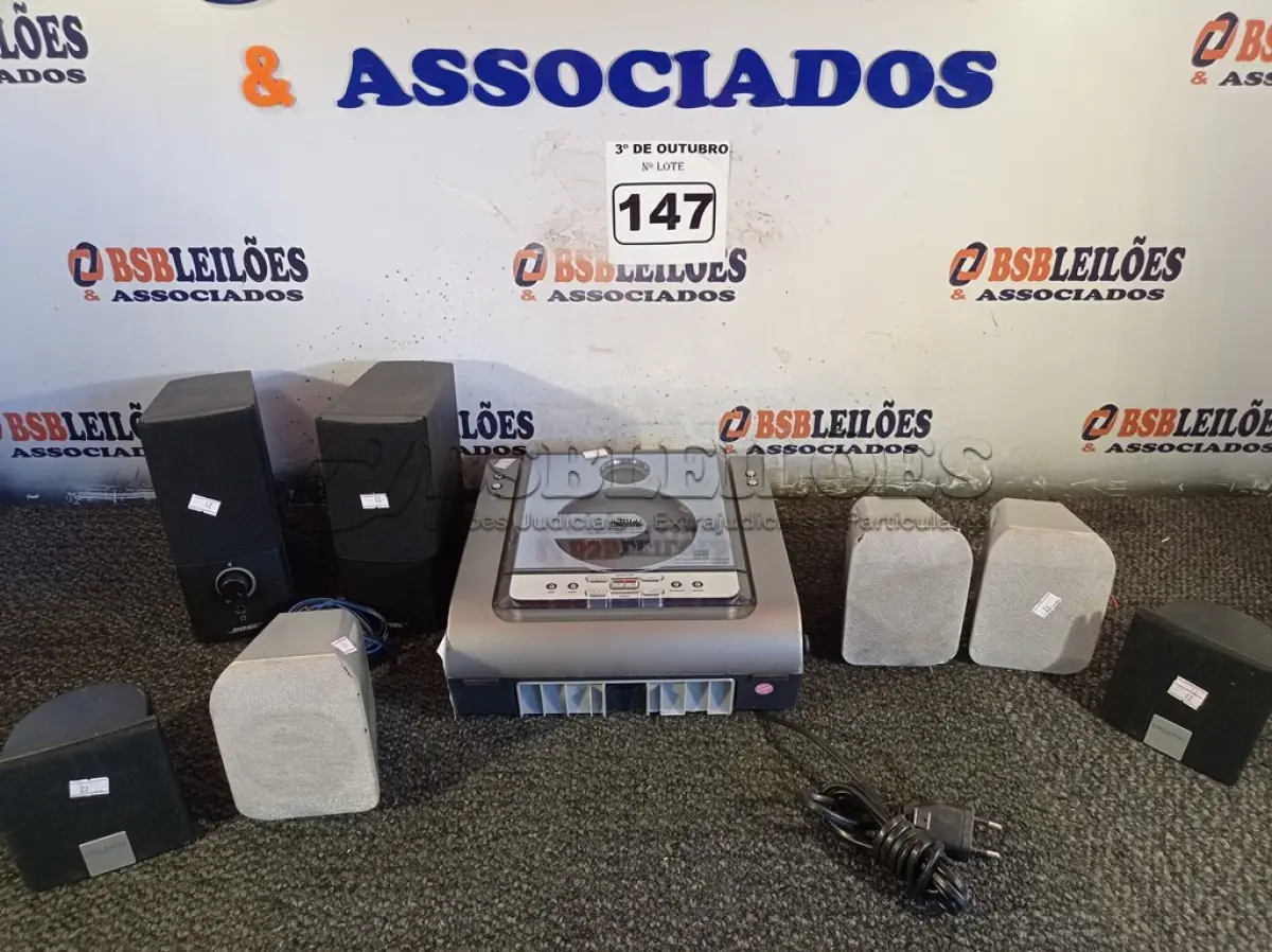 LOTE 147 - 01 APARELHO E VÁRIAS CAIXINHAS DE SOM. (NO ESTADO) ATENÇÃO! FAZER A VISITAÇÃO ANTES DE ARREMATAR, NÃO SABEMOS SE FUNCIONA. LEILÃO NÃO TEM GARANTIA E NEM DEVOLUÇÃO, SUJEITO A POSSÍVEIS AVARIAS VISÍVEIS/OCULTAS E/OU AUSÊNCIA DE COMPONENTES.