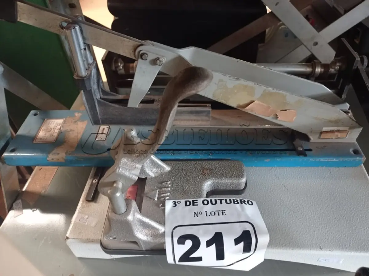 LOTE 211 - 02 PERFURADORES DE PAPEL E 01 GRAMPEADOR. (NO ESTADO) ATENÇÃO! FAZER A VISITAÇÃO ANTES DE ARREMATAR, NÃO SABEMOS SE FUNCIONA. LEILÃO NÃO TEM GARANTIA E NEM DEVOLUÇÃO, SUJEITO A POSSÍVEIS AVARIAS VISÍVEIS/OCULTAS E/OU AUSÊNCIA DE COMPONENTES.
