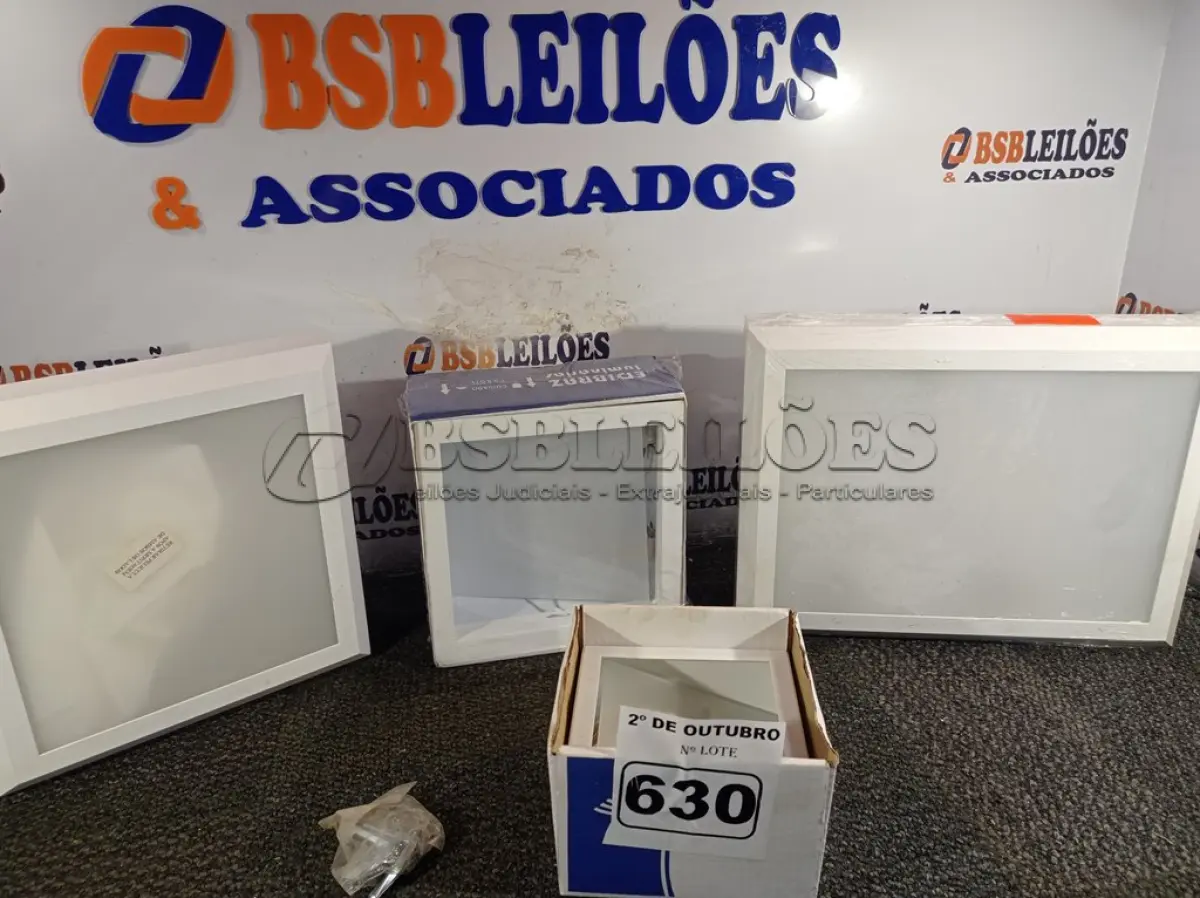 LOTE 630 - 02 LUMINÁRIAS DE EMBUTIR E 02 PLAFON DE SOBREPOR MARCAS E MODELOS DIVERSOS. (NO ESTADO) ATENÇÃO! FAZER A VISITAÇÃO ANTES DE ARREMATAR, NÃO SABEMOS SE FUNCIONA. LEILÃO NÃO TEM GARANTIA E NEM DEVOLUÇÃO, SUJEITO A POSSÍVEIS AVARIAS VISÍVEIS/OCULTAS E/OU AUSÊNCIA DE COMPONENTES.