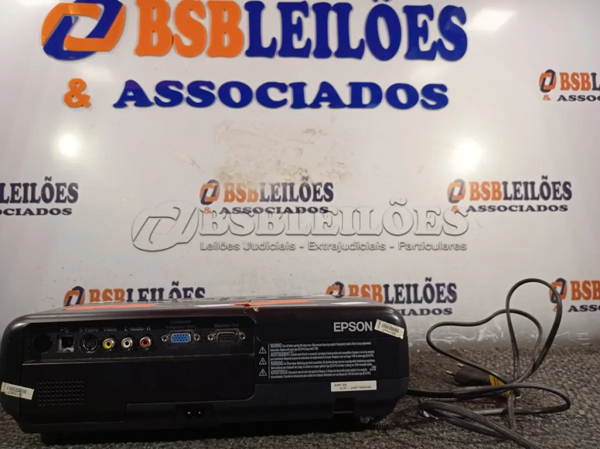 LOTE 021 - 01 PROJETOR MULTIMIDIA MARCA EPSON COM CABO E MALETA. (NO ESTADO) ATENÇÃO! FAZER A VISITAÇÃO ANTES DE ARREMATAR, NÃO SABEMOS SE FUNCIONA. LEILÃO NÃO TEM GARANTIA E NEM DEVOLUÇÃO, SUJEITO A POSSÍVEIS AVARIAS VISÍVEIS/OCULTAS E/OU AUSÊNCIA DE COMPONENTES.
