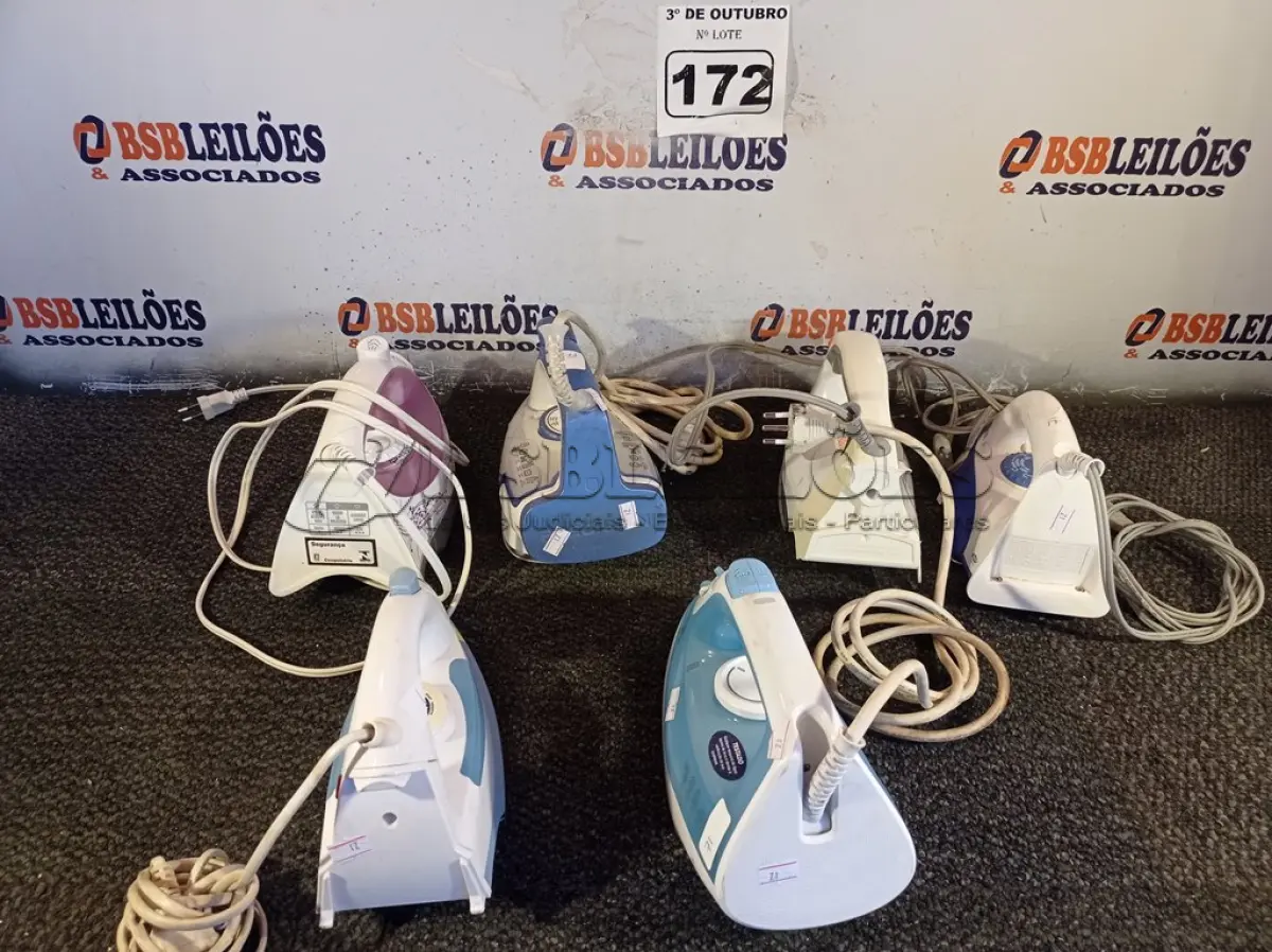 LOTE 172 - 06 FERROS DE PASSAR ROUPAS MARCAS E MODELOS DIVERSOS. (NO ESTADO) ATENÇÃO! FAZER A VISITAÇÃO ANTES DE ARREMATAR, NÃO SABEMOS SE FUNCIONA. LEILÃO NÃO TEM GARANTIA E NEM DEVOLUÇÃO, SUJEITO A POSSÍVEIS AVARIAS VISÍVEIS/OCULTAS E/OU AUSÊNCIA DE COMPONENTES.
