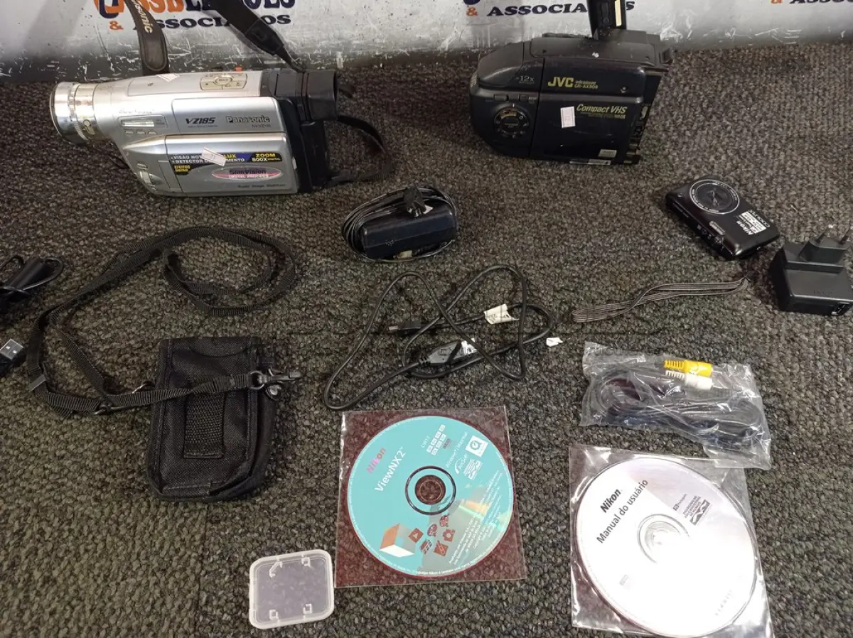 LOTE 014 - 02 FILMADORAS MARCAS E MODELOS DIVERSOS. (NO ESTADO) ATENÇÃO! FAZER A VISITAÇÃO ANTES DE ARREMATAR, NÃO SABEMOS SE FUNCIONA. LEILÃO NÃO TEM GARANTIA E NEM DEVOLUÇÃO, SUJEITO A POSSÍVEIS AVARIAS VISÍVEIS/OCULTAS E/OU AUSÊNCIA DE COMPONENTES.