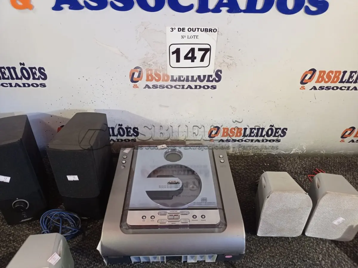 LOTE 147 - 01 APARELHO E VÁRIAS CAIXINHAS DE SOM. (NO ESTADO) ATENÇÃO! FAZER A VISITAÇÃO ANTES DE ARREMATAR, NÃO SABEMOS SE FUNCIONA. LEILÃO NÃO TEM GARANTIA E NEM DEVOLUÇÃO, SUJEITO A POSSÍVEIS AVARIAS VISÍVEIS/OCULTAS E/OU AUSÊNCIA DE COMPONENTES.