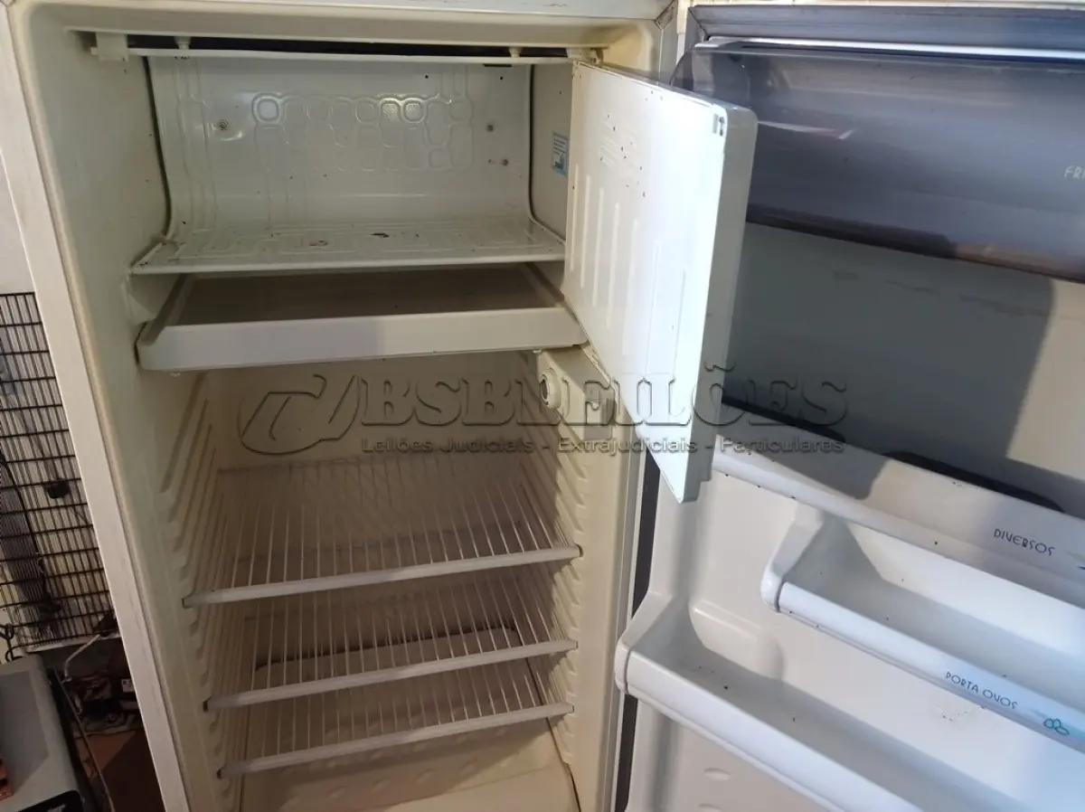 LOTE 242 - 01 GELADEIRA MARCA CÔNSUL 220V. (NO ESTADO) ATENÇÃO! FAZER A VISITAÇÃO ANTES DE ARREMATAR, NÃO SABEMOS SE FUNCIONA. LEILÃO NÃO TEM GARANTIA E NEM DEVOLUÇÃO, SUJEITO A POSSÍVEIS AVARIAS VISÍVEIS/OCULTAS E/OU AUSÊNCIA DE COMPONENTES.