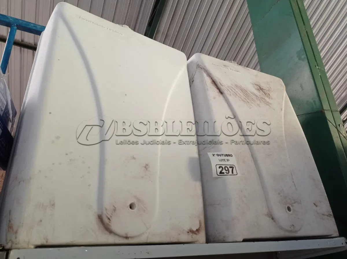 LOTE 297 - 02 RESERVATÓRIOS DE PLÁSTICO. (NO ESTADO) ATENÇÃO! FAZER A VISITAÇÃO ANTES DE ARREMATAR, NÃO SABEMOS SE FUNCIONA. LEILÃO NÃO TEM GARANTIA E NEM DEVOLUÇÃO, SUJEITO A POSSÍVEIS AVARIAS VISÍVEIS/OCULTAS E/OU AUSÊNCIA DE COMPONENTES.