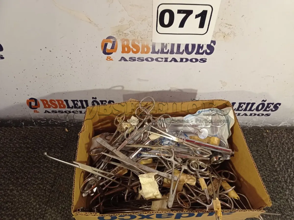 LOTE 071 - 01 LOTE COM INSTRUMENTAIS ODONTOLÓGICOS.  (NO ESTADO) ATENÇÃO! FAZER A VISITAÇÃO ANTES DE ARREMATAR, NÃO SABEMOS SE FUNCIONA. LEILÃO NÃO TEM GARANTIA E NEM DEVOLUÇÃO, SUJEITO A POSSÍVEIS AVARIAS VISÍVEIS/OCULTAS E/OU AUSÊNCIA DE COMPONENTES.