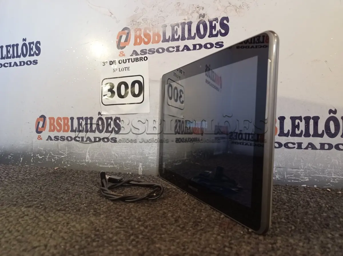LOTE 300 - 01 TABLET SAMSUNG COM CABO. (NO ESTADO) ATENÇÃO! FAZER A VISITAÇÃO ANTES DE ARREMATAR, NÃO SABEMOS SE FUNCIONA. LEILÃO NÃO TEM GARANTIA E NEM DEVOLUÇÃO, SUJEITO A POSSÍVEIS AVARIAS VISÍVEIS/OCULTAS E/OU AUSÊNCIA DE COMPONENTES.