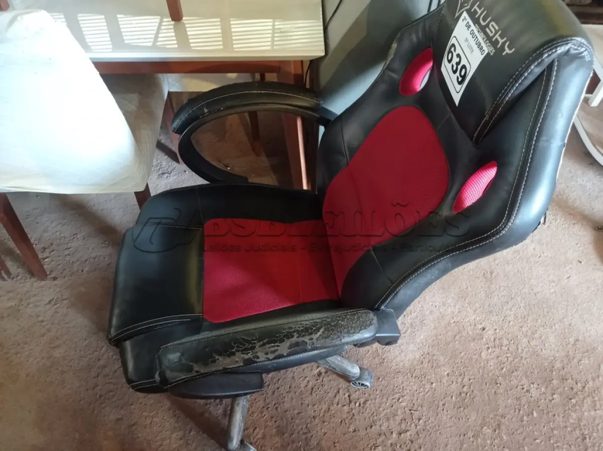 LOTE 639 - 01 CADEIRA GAMER. (NO ESTADO) ATENÇÃO! FAZER A VISITAÇÃO ANTES DE ARREMATAR, NÃO SABEMOS SE FUNCIONA. LEILÃO NÃO TEM GARANTIA E NEM DEVOLUÇÃO, SUJEITO A POSSÍVEIS AVARIAS VISÍVEIS/OCULTAS E/OU AUSÊNCIA DE COMPONENTES.