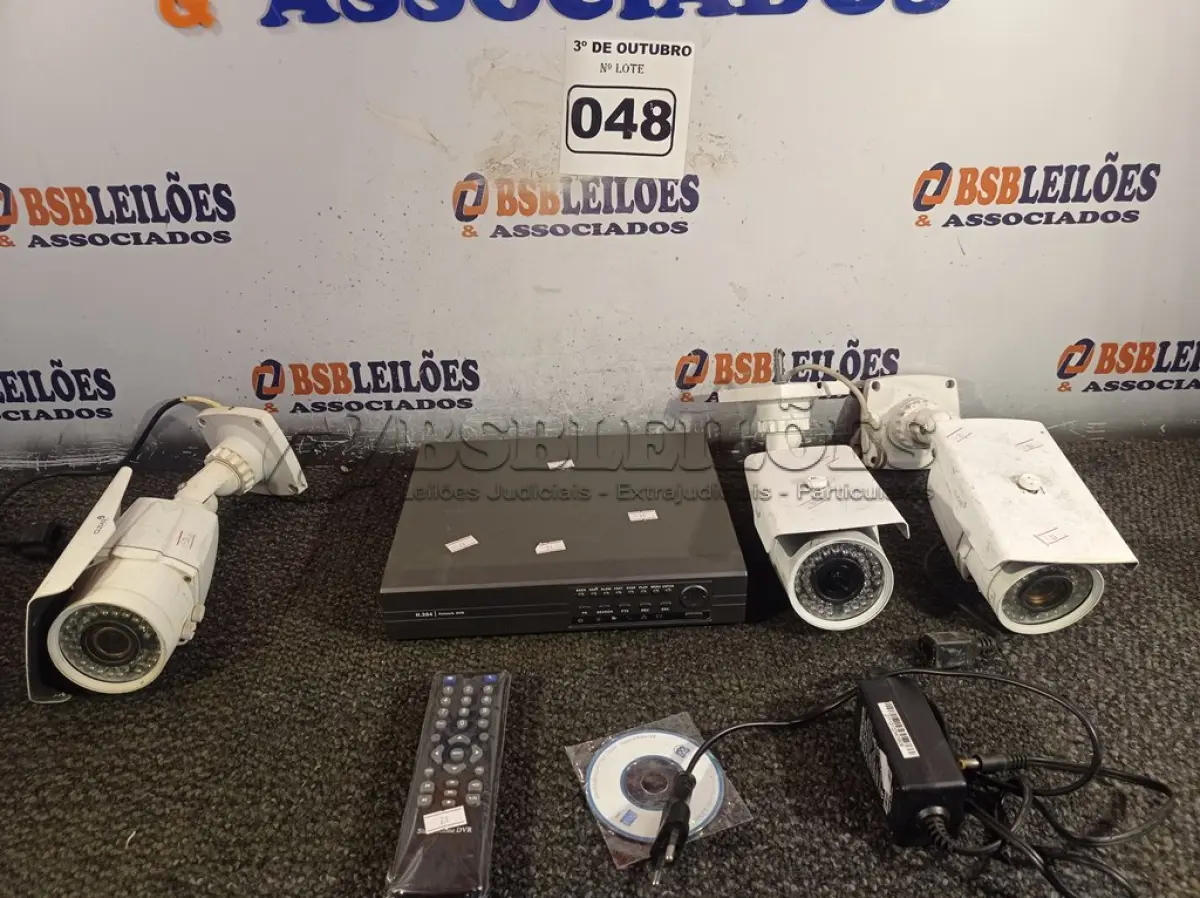 LOTE 048 - 01 DVR E 03 CÂMERAS DE SEGURANÇA. (NO ESTADO) ATENÇÃO! FAZER A VISITAÇÃO ANTES DE ARREMATAR, NÃO SABEMOS SE FUNCIONA. LEILÃO NÃO TEM GARANTIA E NEM DEVOLUÇÃO, SUJEITO A POSSÍVEIS AVARIAS VISÍVEIS/OCULTAS E/OU AUSÊNCIA DE COMPONENTES.