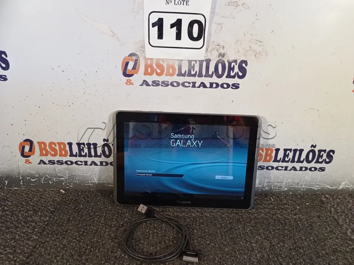 LOTE 110 - 01 TABLET SAMSUNG COM CABO. (NO ESTADO) ATENÇÃO! FAZER A VISITAÇÃO ANTES DE ARREMATAR, NÃO SABEMOS SE FUNCIONA. LEILÃO NÃO TEM GARANTIA E NEM DEVOLUÇÃO, SUJEITO A POSSÍVEIS AVARIAS VISÍVEIS/OCULTAS E/OU AUSÊNCIA DE COMPONENTES.
