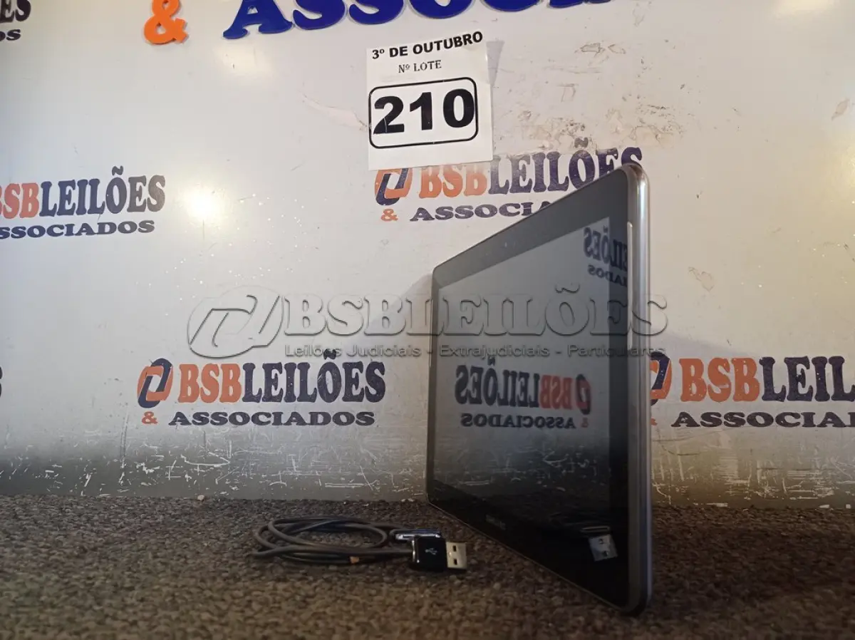 LOTE 210 - 01 TABLET SAMSUNG COM CABO. (NO ESTADO) ATENÇÃO! FAZER A VISITAÇÃO ANTES DE ARREMATAR, NÃO SABEMOS SE FUNCIONA. LEILÃO NÃO TEM GARANTIA E NEM DEVOLUÇÃO, SUJEITO A POSSÍVEIS AVARIAS VISÍVEIS/OCULTAS E/OU AUSÊNCIA DE COMPONENTES.