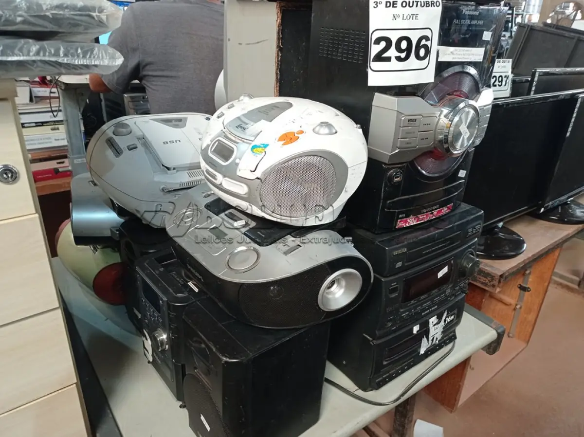 LOTE 296 - 01 LOTE COM VÁRIOS APARELHOS DE SOM MARCAS E MODELOS DIVERSOS. (NO ESTADO) ATENÇÃO! FAZER A VISITAÇÃO ANTES DE ARREMATAR, NÃO SABEMOS SE FUNCIONA. LEILÃO NÃO TEM GARANTIA E NEM DEVOLUÇÃO, SUJEITO A POSSÍVEIS AVARIAS VISÍVEIS/OCULTAS E/OU AUSÊNCIA DE COMPONENTES.