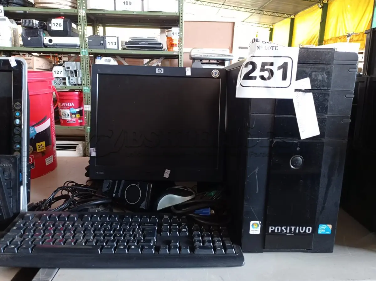 LOTE 251 - 01 CPU, 01 MONITOR, 01 TECLADO E 01 MOUSE. (NO ESTADO) ATENÇÃO! FAZER A VISITAÇÃO ANTES DE ARREMATAR, NÃO SABEMOS SE FUNCIONA. LEILÃO NÃO TEM GARANTIA E NEM DEVOLUÇÃO, SUJEITO A POSSÍVEIS AVARIAS VISÍVEIS/OCULTAS E/OU AUSÊNCIA DE COMPONENTES.