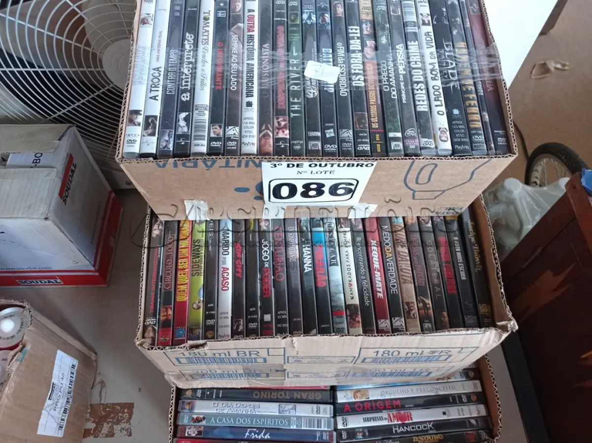 LOTE 086 - 01 LOTE COM GRANDE QUANTIDADE DE DVD’S TÍTULOS DIVERSOS. (NO ESTADO) ATENÇÃO! FAZER A VISITAÇÃO ANTES DE ARREMATAR, NÃO SABEMOS SE FUNCIONA. LEILÃO NÃO TEM GARANTIA E NEM DEVOLUÇÃO, SUJEITO A POSSÍVEIS AVARIAS VISÍVEIS/OCULTAS E/OU AUSÊNCIA DE COMPONENTES.