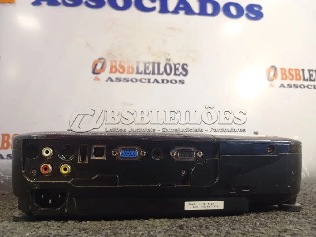 LOTE 038 - 01 PROJETOR MULTIMIDIA MARCA EPSON. (NO ESTADO) ATENÇÃO! FAZER A VISITAÇÃO ANTES DE ARREMATAR, NÃO SABEMOS SE FUNCIONA. LEILÃO NÃO TEM GARANTIA E NEM DEVOLUÇÃO, SUJEITO A POSSÍVEIS AVARIAS VISÍVEIS/OCULTAS E/OU AUSÊNCIA DE COMPONENTES.