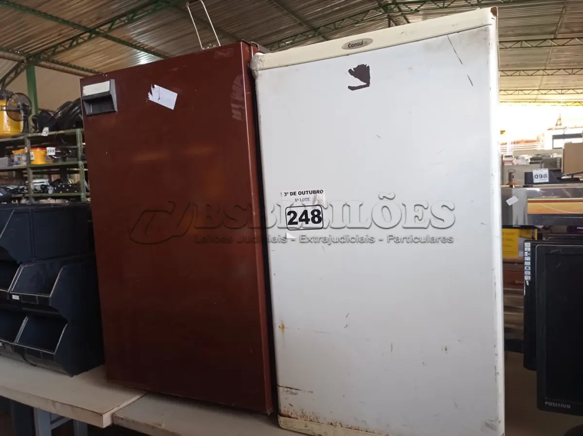 LOTE 248 - 02 FRIGOBARES MARCAS E MODELOS DIVERSOS COM AVARIAS. (NO ESTADO) ATENÇÃO! FAZER A VISITAÇÃO ANTES DE ARREMATAR, NÃO SABEMOS SE FUNCIONA. LEILÃO NÃO TEM GARANTIA E NEM DEVOLUÇÃO, SUJEITO A POSSÍVEIS AVARIAS VISÍVEIS/OCULTAS E/OU AUSÊNCIA DE COMPONENTES.