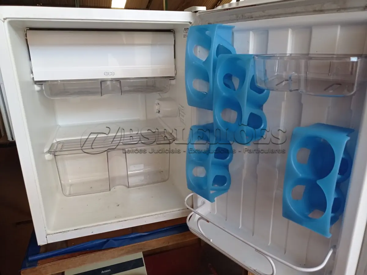 LOTE 068 - 01 FRIGOBAR MARCA CÔNSUL 220V. (NO ESTADO) ATENÇÃO! FAZER A VISITAÇÃO ANTES DE ARREMATAR, NÃO SABEMOS SE FUNCIONA. LEILÃO NÃO TEM GARANTIA E NEM DEVOLUÇÃO, SUJEITO A POSSÍVEIS AVARIAS VISÍVEIS/OCULTAS E/OU AUSÊNCIA DE COMPONENTES.