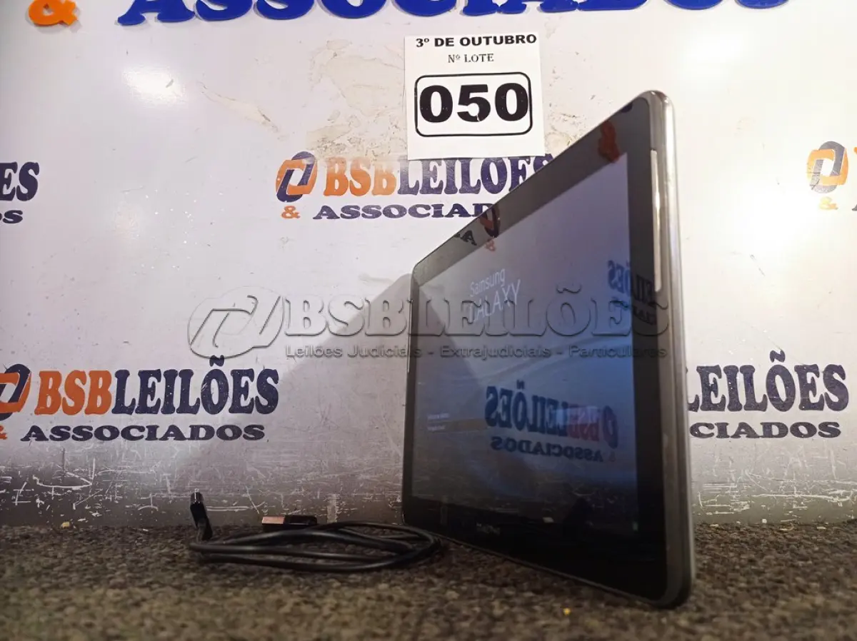 LOTE 050 - 01 TABLET SAMSUNG COM CABO. (NO ESTADO) ATENÇÃO! FAZER A VISITAÇÃO ANTES DE ARREMATAR, NÃO SABEMOS SE FUNCIONA. LEILÃO NÃO TEM GARANTIA E NEM DEVOLUÇÃO, SUJEITO A POSSÍVEIS AVARIAS VISÍVEIS/OCULTAS E/OU AUSÊNCIA DE COMPONENTES.