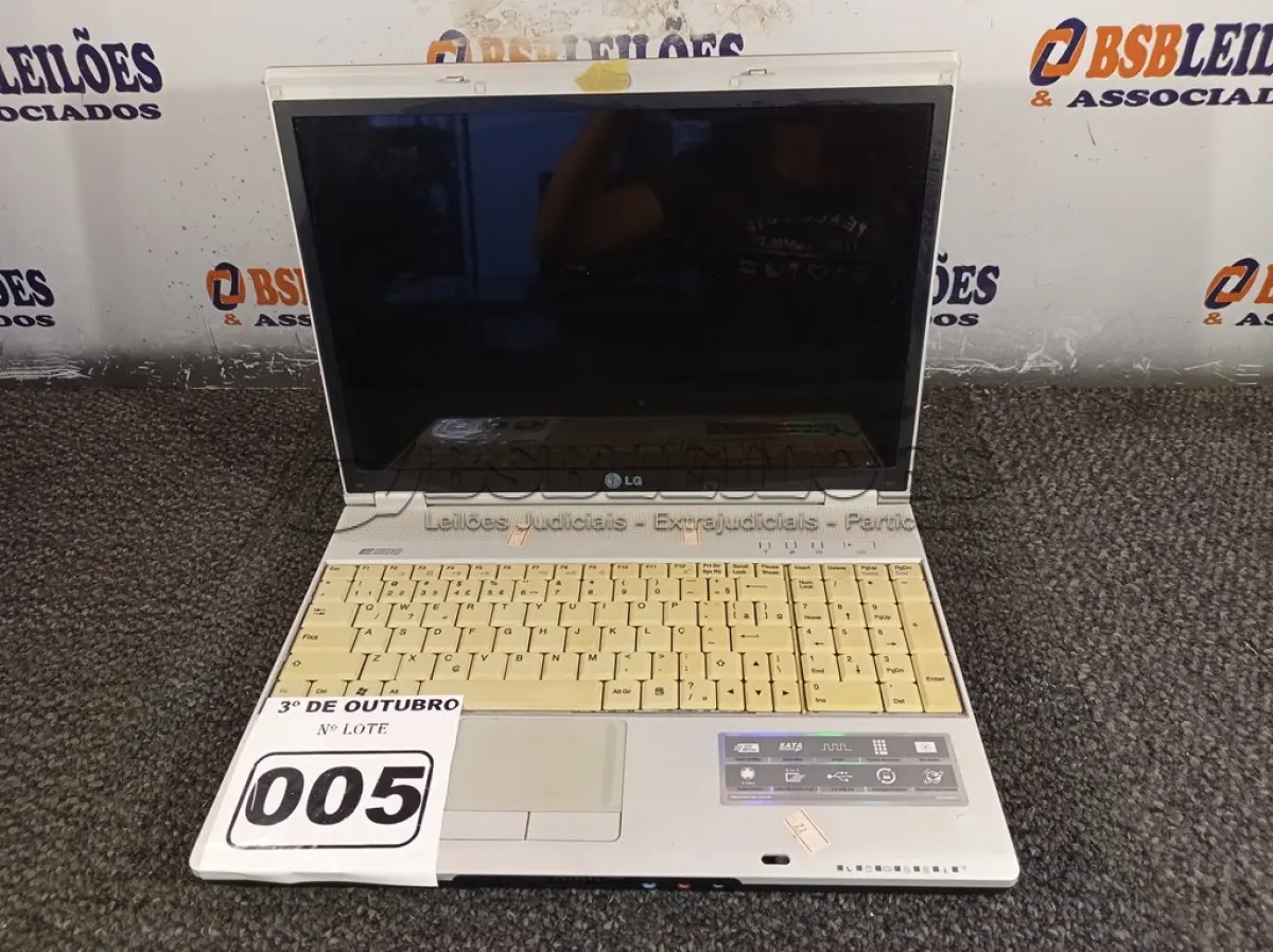 LOTE 005 - 01 NOTEBOOK MARCA LG. (NO ESTADO) ATENÇÃO! FAZER A VISITAÇÃO ANTES DE ARREMATAR, NÃO SABEMOS SE FUNCIONA. LEILÃO NÃO TEM GARANTIA E NEM DEVOLUÇÃO, SUJEITO A POSSÍVEIS AVARIAS VISÍVEIS/OCULTAS E/OU AUSÊNCIA DE COMPONENTES.